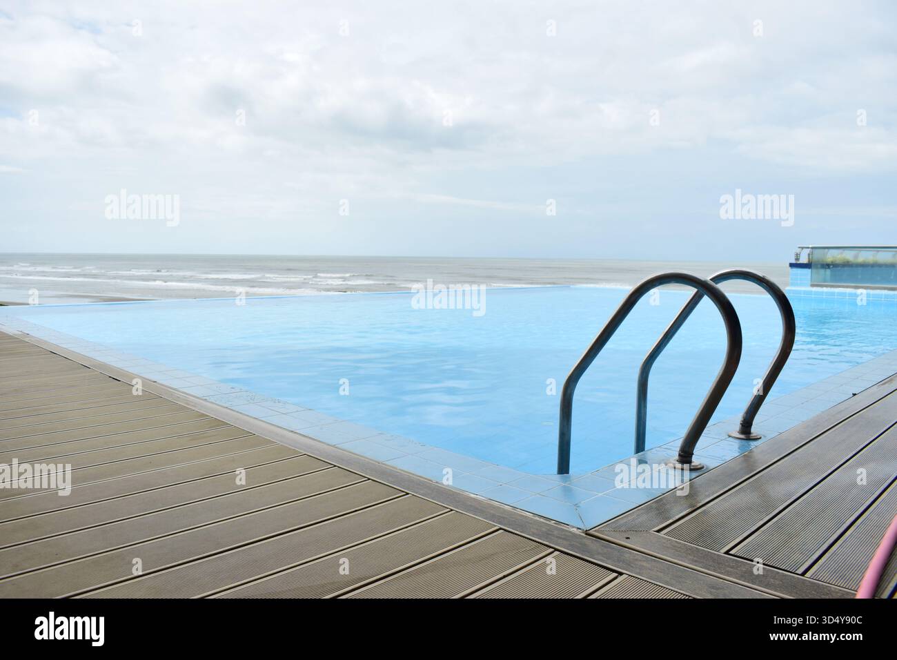 Luxueuse piscine à débordement - vue imprenable à Cox’s Bazar Banque D'Images