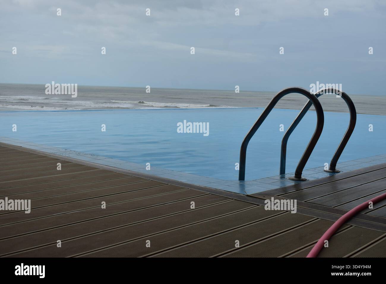 Luxueuse piscine à débordement - vue imprenable à Cox’s Bazar Banque D'Images