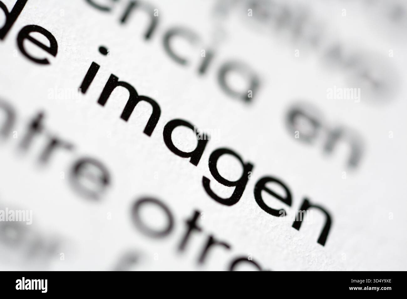 Ce gros plan montre le mot espagnol Imagen clairement imprimé sur du papier blanc, soulignant le lettrage et la texture dans un examen détaillé. Banque D'Images