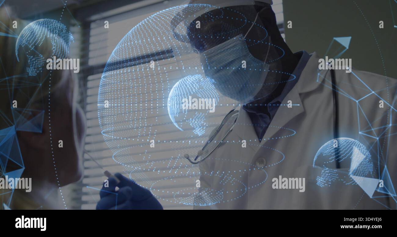 Clinicien penché en blouse de laboratoire, masque et gants collectant le prélèvement de la gorge à la clinique avec hologrammes Banque D'Images
