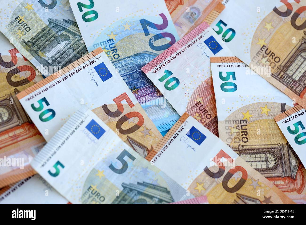 Billets d'argent en euros billets de banque en gros montant sur la table close up. Énorme quantité de monnaie de l'Union européenne en espèces sur la surface lisse. Concept d'entreprise et de vie riche Banque D'Images