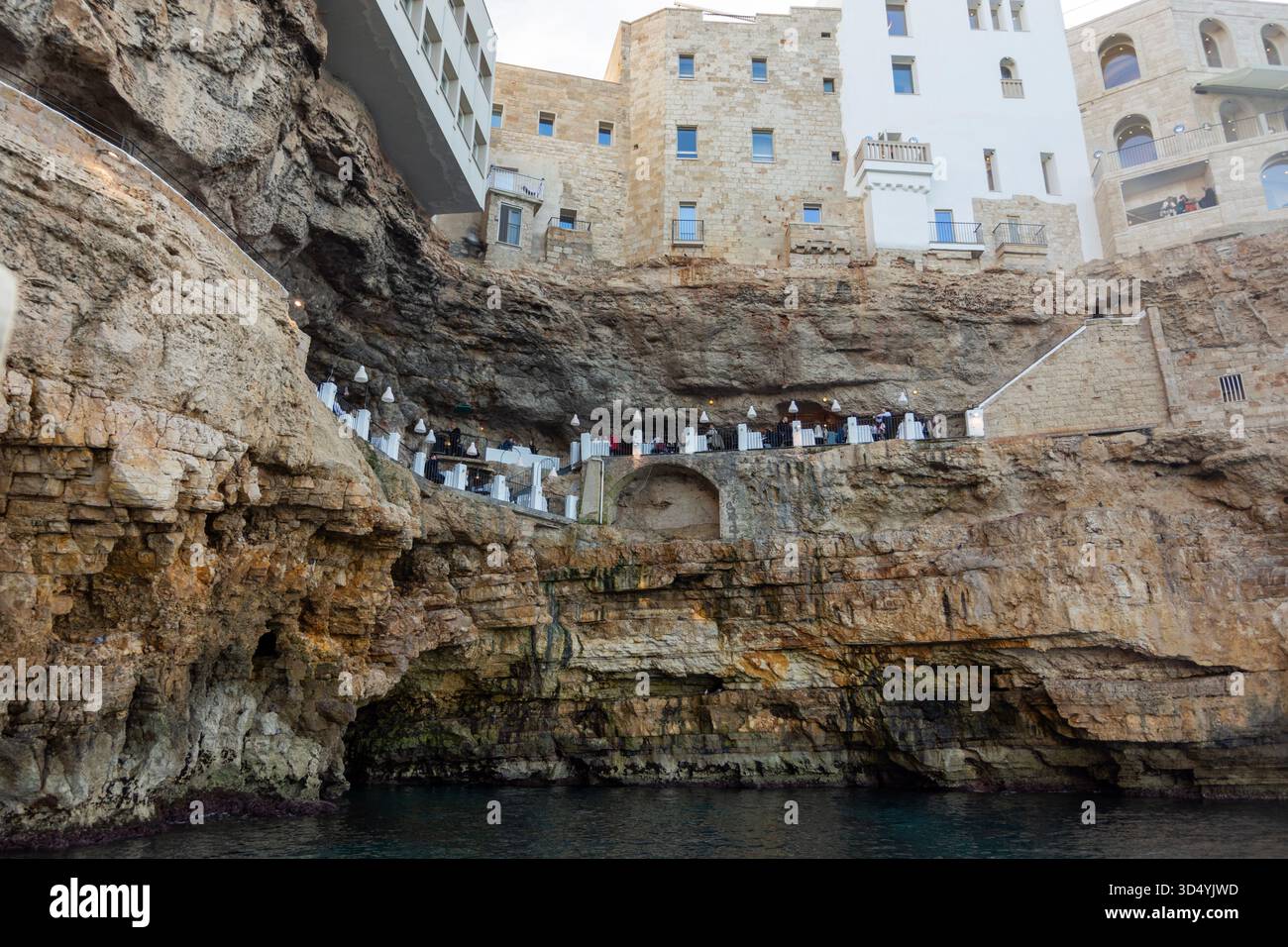 Grotta Palazzese Restaurant, un établissement de restauration exclusif situé dans une grotte de calcaire naturel à Polignano a Mare, Pouilles, Italie. Banque D'Images