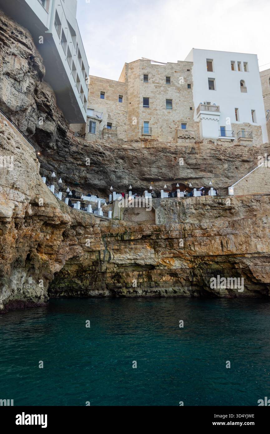 Grotta Palazzese Restaurant, un établissement de restauration exclusif situé dans une grotte de calcaire naturel à Polignano a Mare, Pouilles, Italie. Banque D'Images