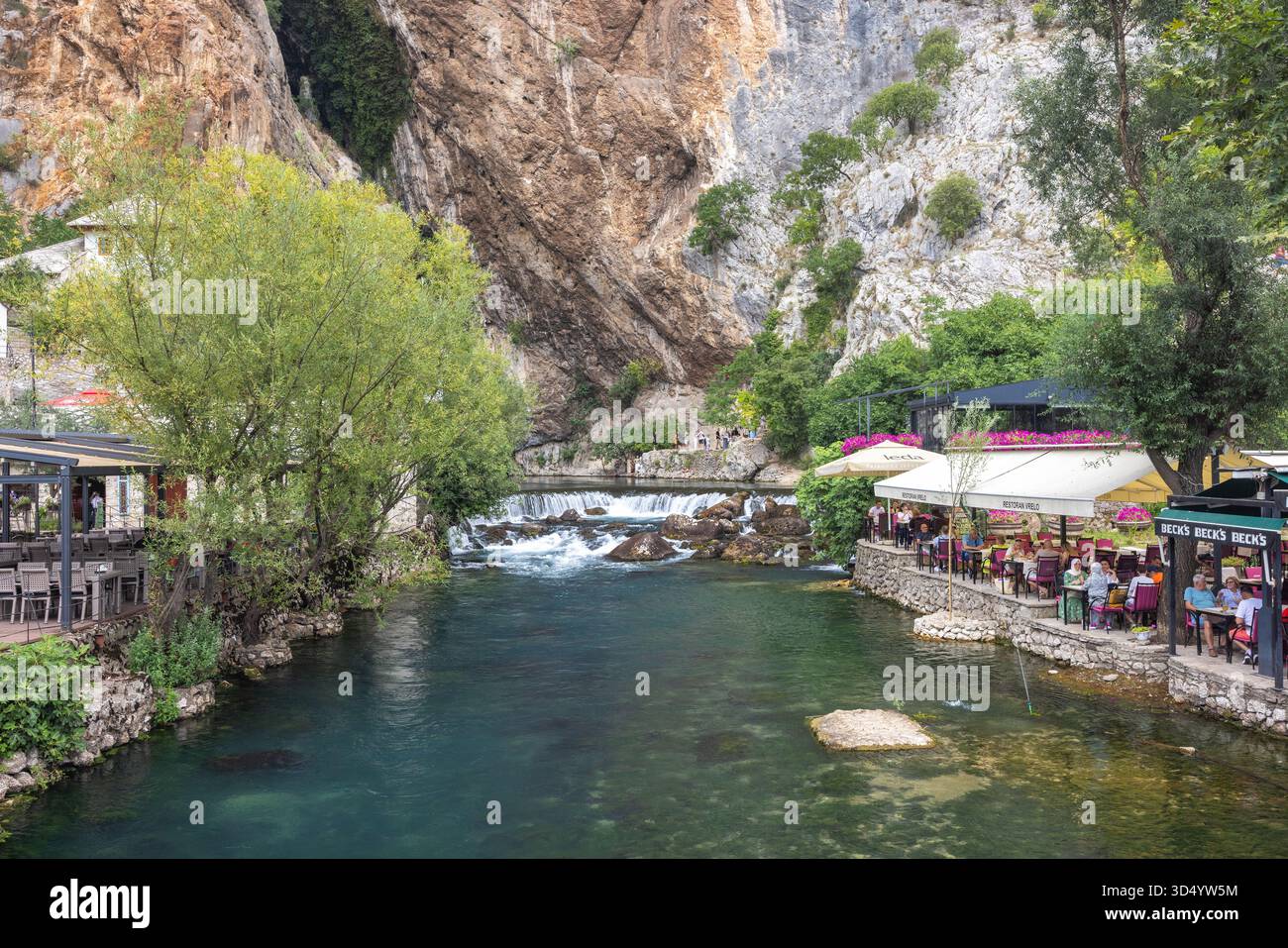 Blagaj, Bosnie-Herzégovine - 9 juillet 2024 : rivière Buna près du monastère de Blagaj Tekke. Vue idyllique sur la rivière d'un restaurant niché contre un terrain accidenté Banque D'Images