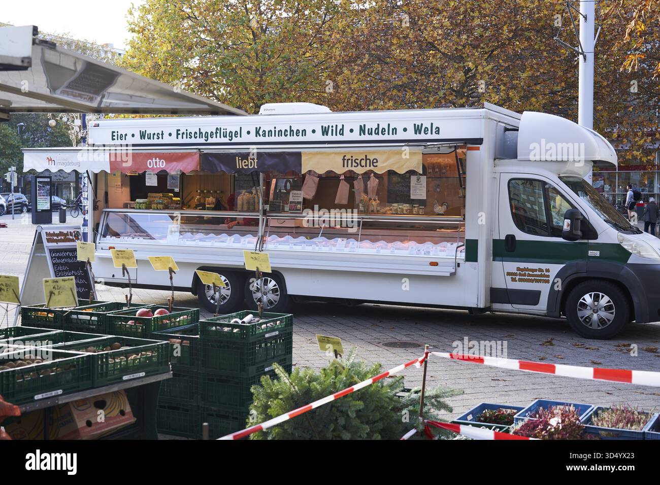 Oeufs, saucisses, volaille fraîche, lapins, gibier, nouilles, wela dans un étal mobile au marché hebdomadaire de Magdebourg, Saxe-Anhalt, Allemagne Banque D'Images