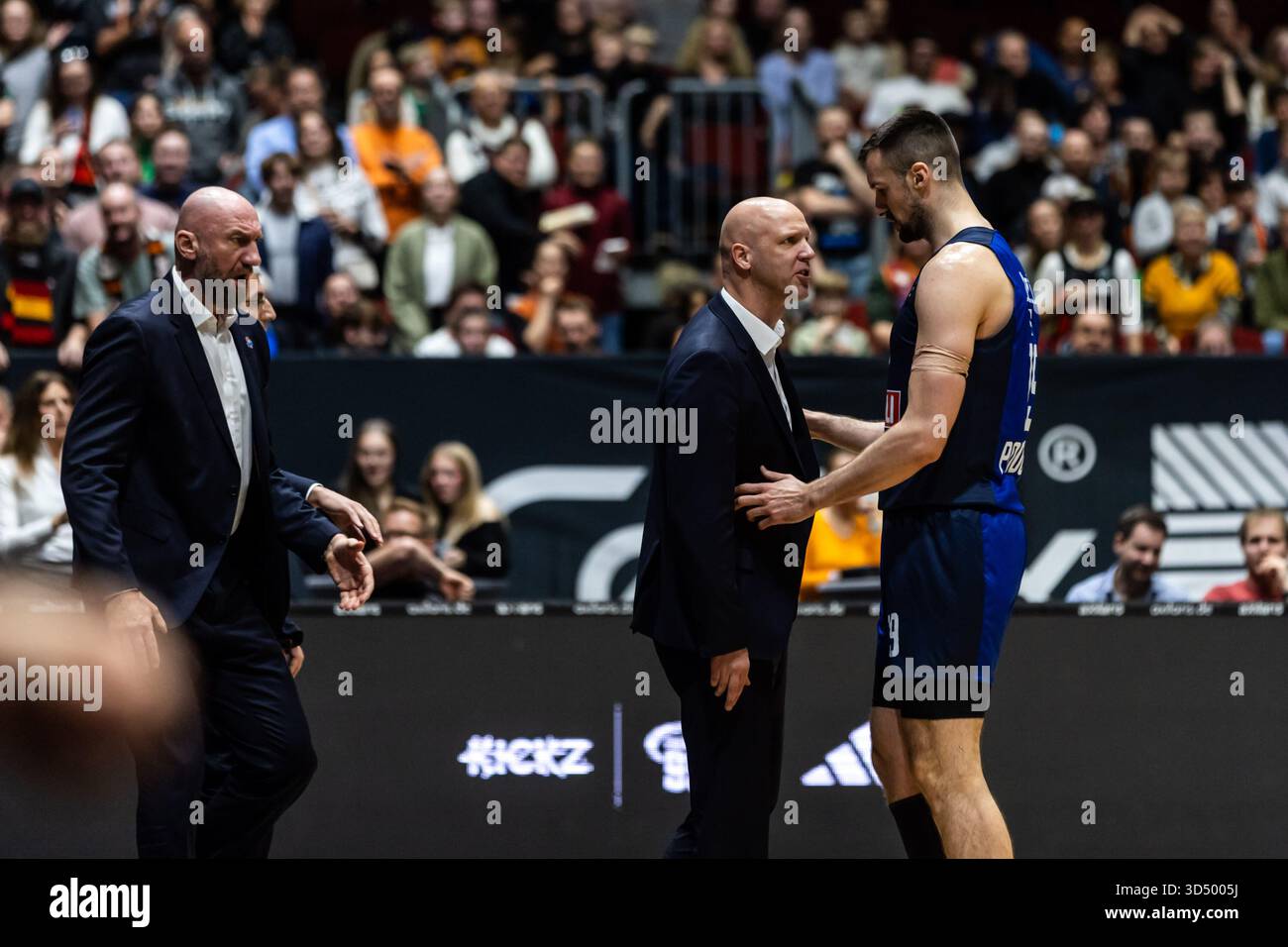 11/12/2025, Messe, Chemnitz, GER, BKT EuroCup, saison 2025/2026, Niners Chemnitz - Buducnost VOLI Podgorica. Photo Alexander Trienitz / nordphoto GmbH Banque D'Images