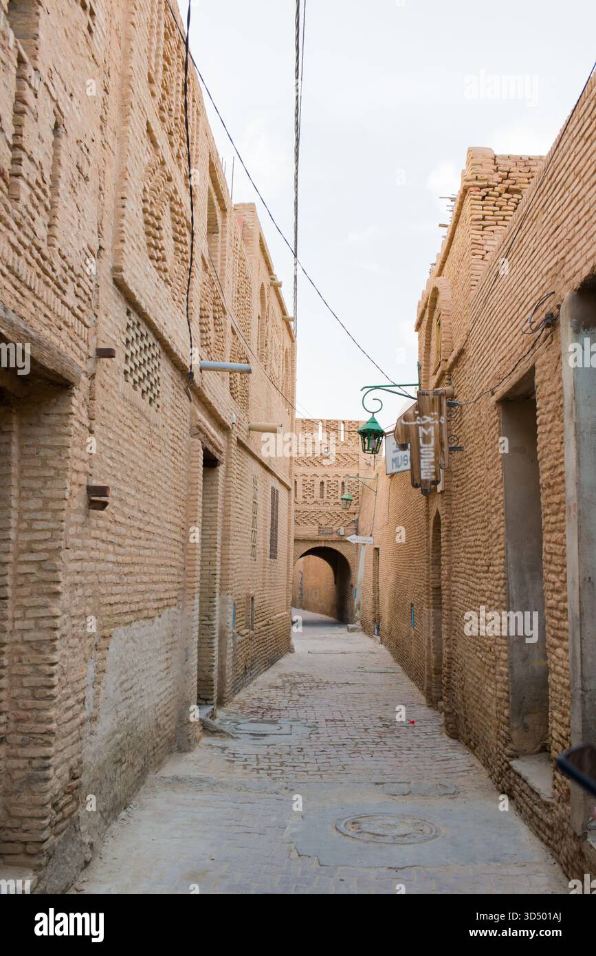 Rue sans personne. Murs de briques, médina de Tozeur, Tunisie. Afrique Banque D'Images