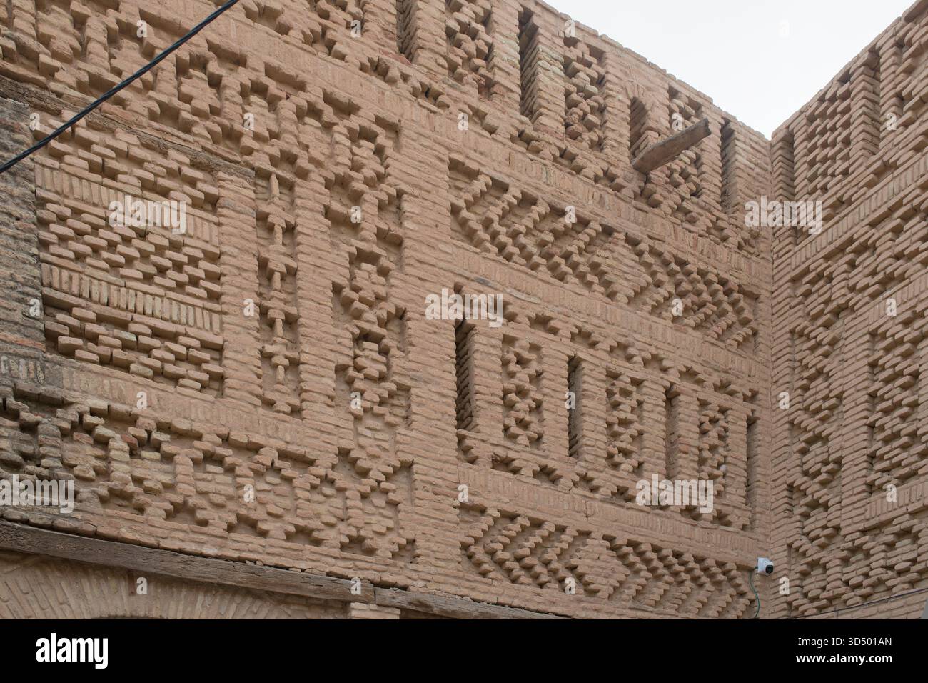 Beaux motifs avec des briques sur les murs de la médina de Tozeur. Tozeur est une ville historique de Tunisie. Banque D'Images