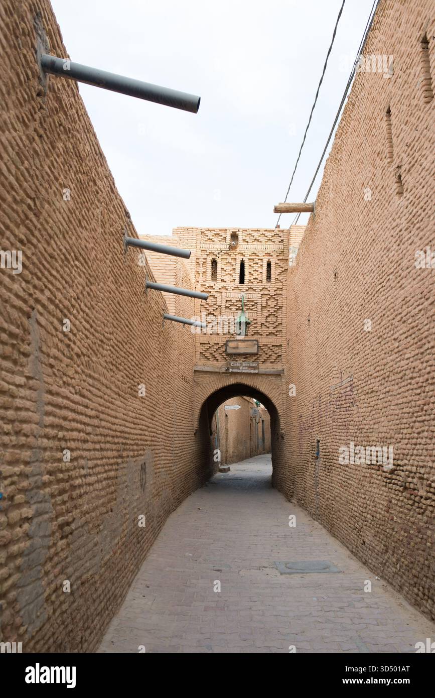 Rue avec arcs et hauts murs à Tozeur Medina. Personne. Tunisie Banque D'Images