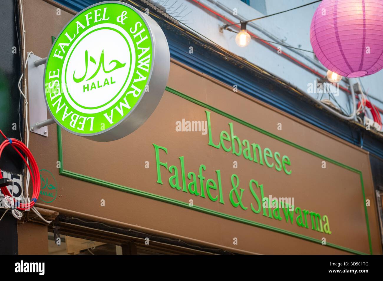 LONDRES - 13 OCTOBRE 2025 : Falafel & Shawarma libanais – Halal Street Food dans le Brixton Village Market, au sud de Londres Banque D'Images