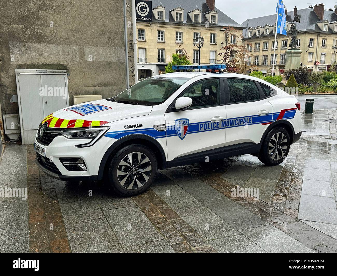 Compiègne, France - 2 mai 2024 : voiture de police municipale France Renault Arkana. Personne dans le véhicule. Banque D'Images