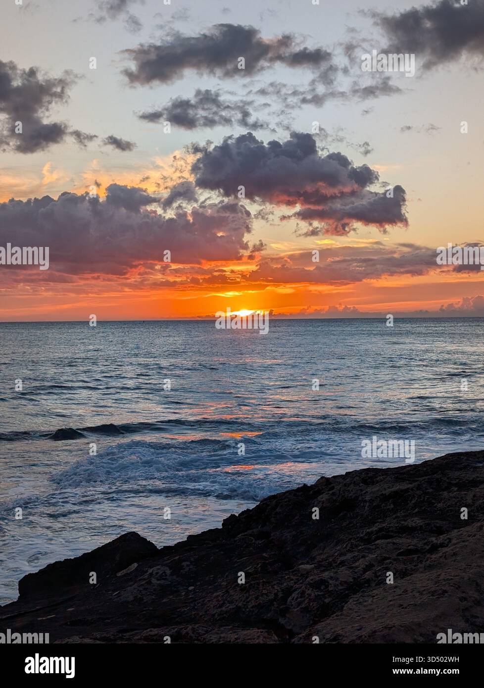 Un coucher de soleil orange le long de la côte hawaïenne - Image de stock capturée avec un smartphone