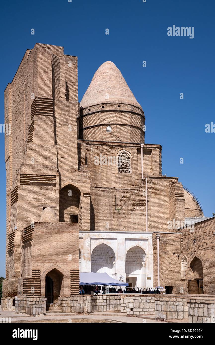 Shahrisabz, Ouzbékistan-14 août 2023:photographie verticale du célèbre Mausolée de Dor US-Siyodat dans la ville de Shahrisabz pendant une journée ensoleillée Banque D'Images