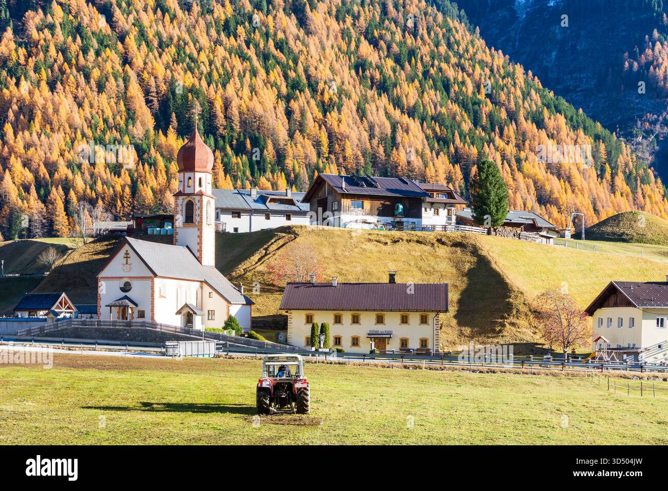 Umhausen : église Kaplaneikirche dans le hameau Niederthai, couleurs d'automne dans la vallée de Ötztal, Tyrol, Tyrol, Autriche Banque D'Images