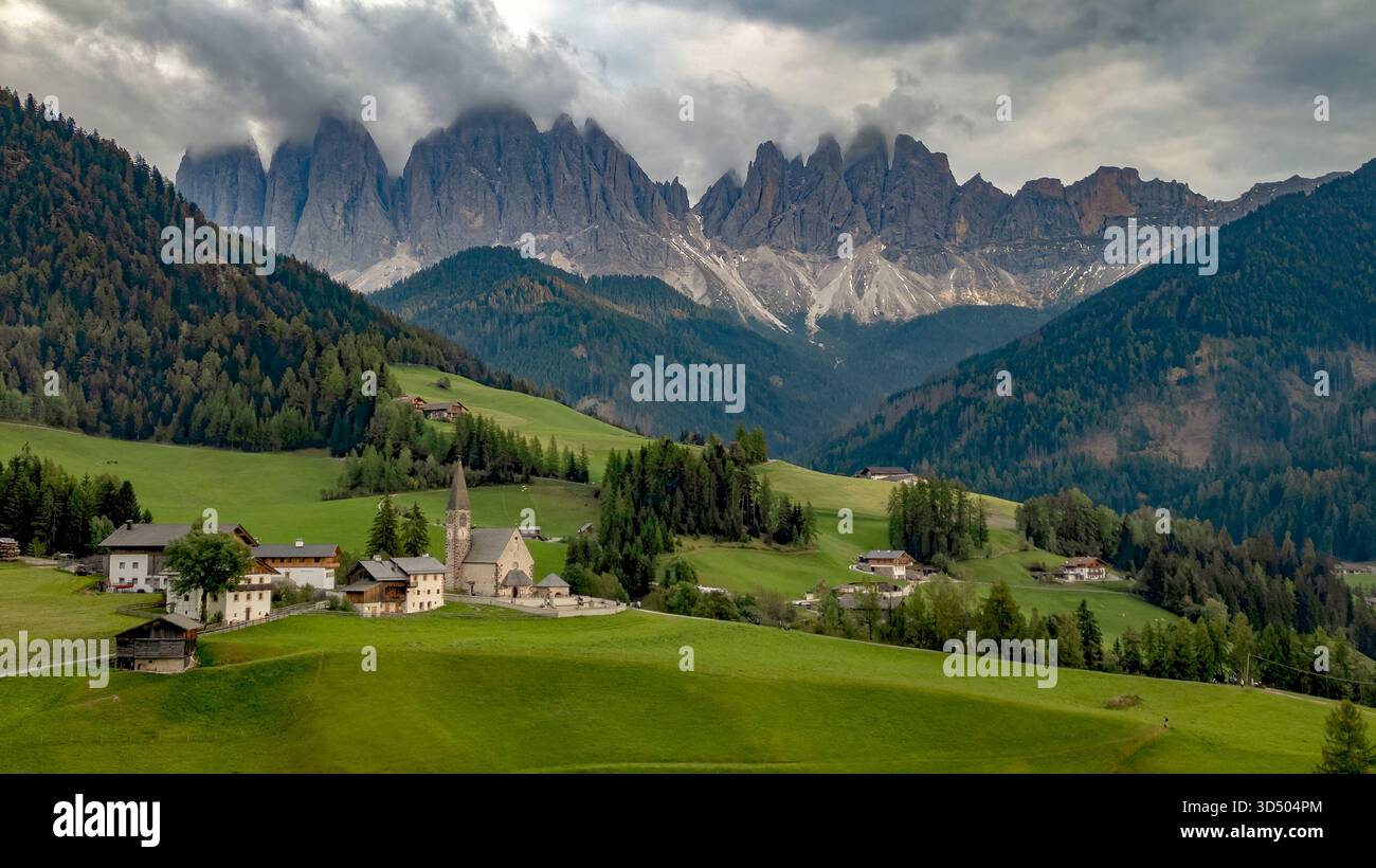 Une vue panoramique imprenable sur le village de Santa Magdalena (composé Magdalena) niché dans la vallée du Val di Funes, entouré par les sommets spectaculaires de l'Odle Banque D'Images