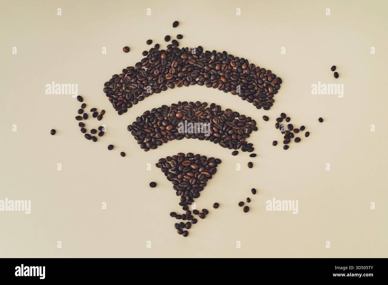 Grains de café en forme de symbole Wi-Fi sur fond beige. Concept de réseau de café pour le thème café ou barista. Parfait pour les cafés. Banque D'Images