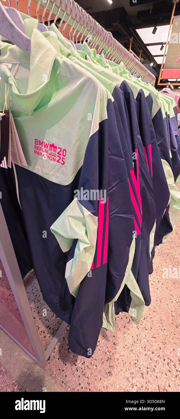 Berlin, Allemagne - 19 septembre 2025 : les vestes de marathon BMW sont soigneusement disposées sur un rack dans un magasin de détail. - Image de stock capturée avec un smartphone