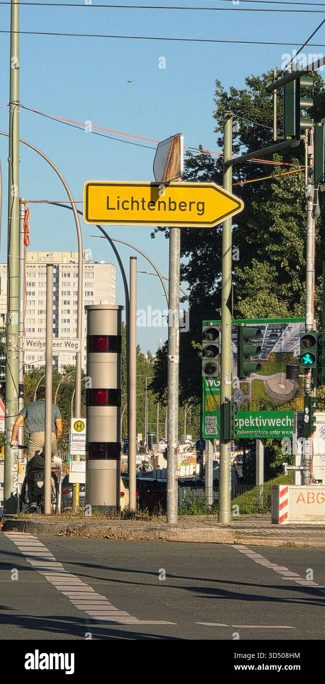 Berlin, Allemagne - 28 septembre 2025 : . Le panneau de rue Lichtenberg est bien en vue avec des feux de circulation dans la ville de Berlin Banque D'Images