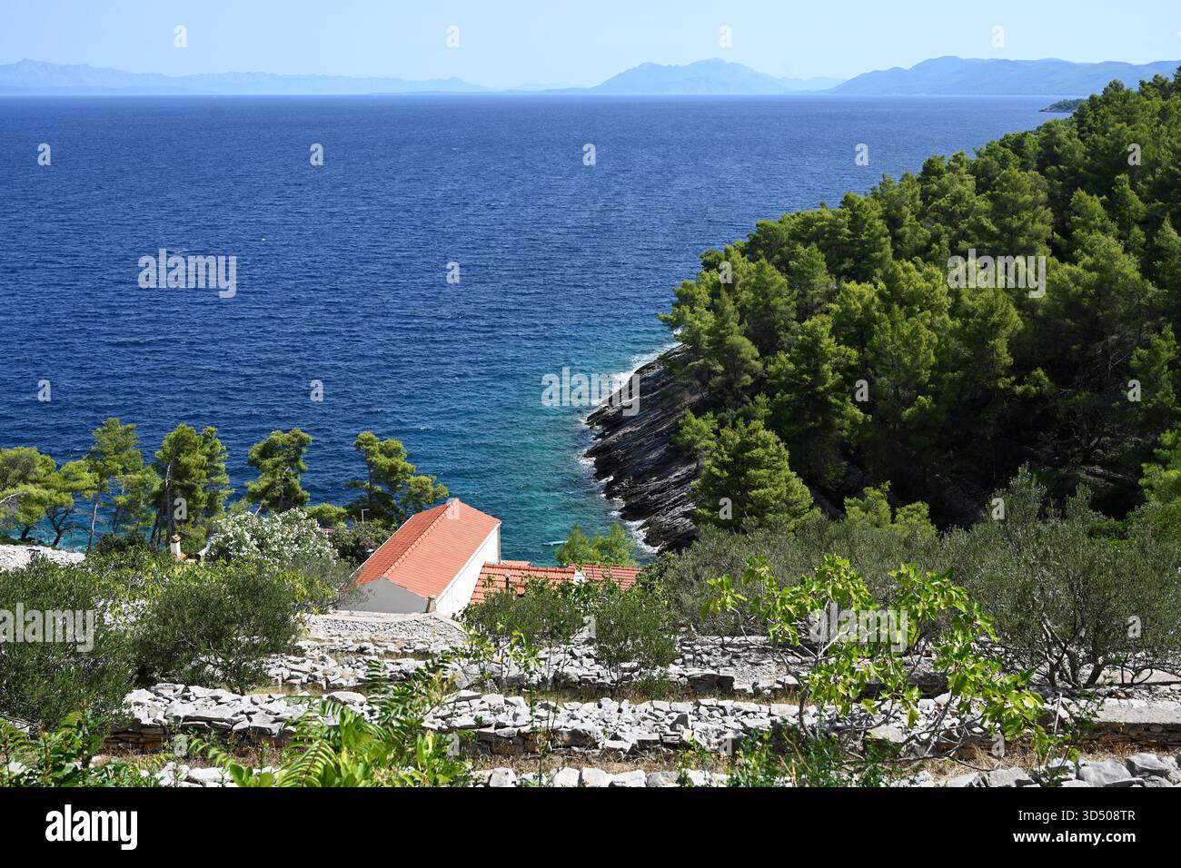 Maisons au bord de la mer dans l'île Adriatique Banque D'Images