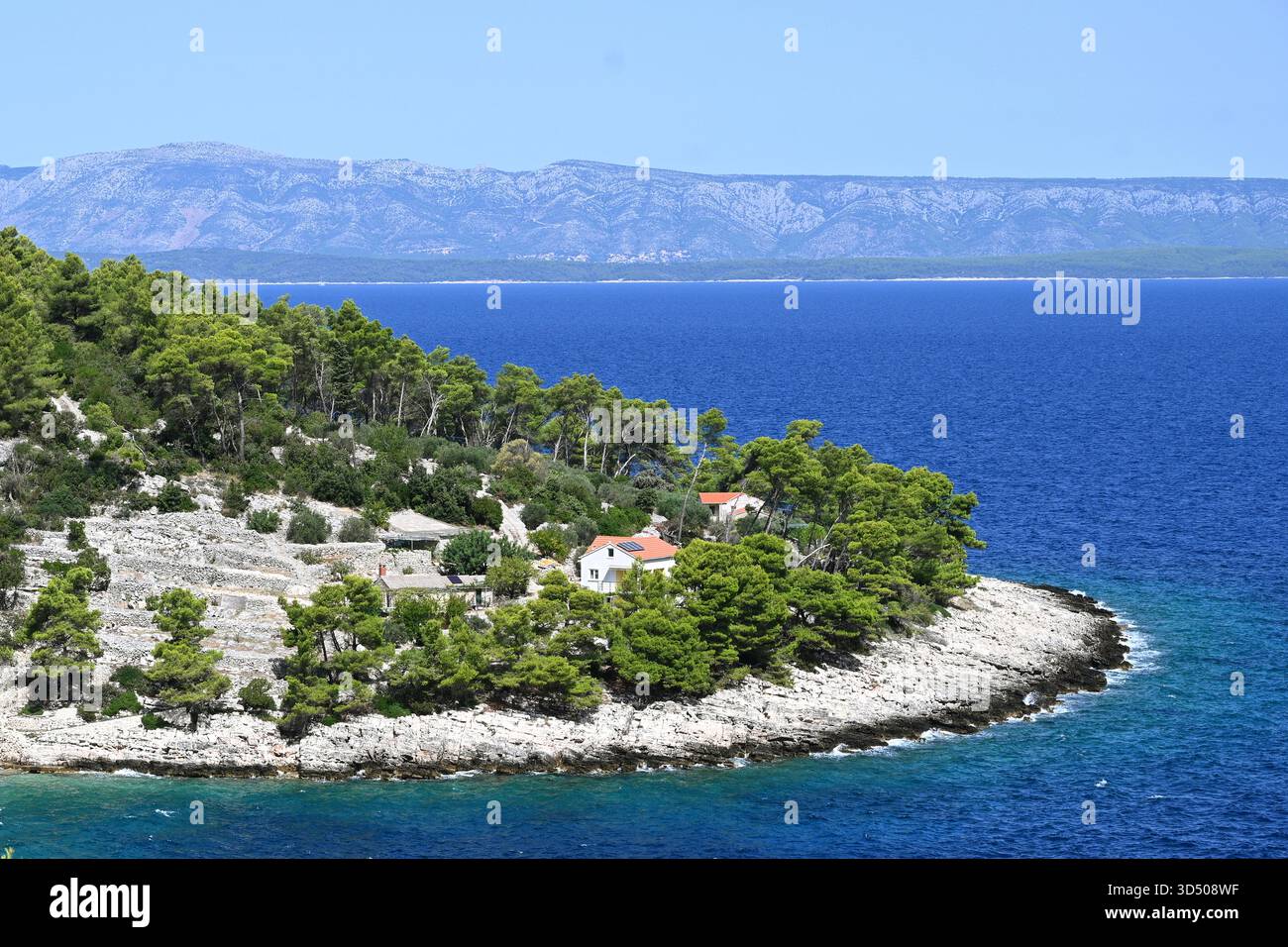 Maisons au bord de la mer dans l'île Adriatique Banque D'Images