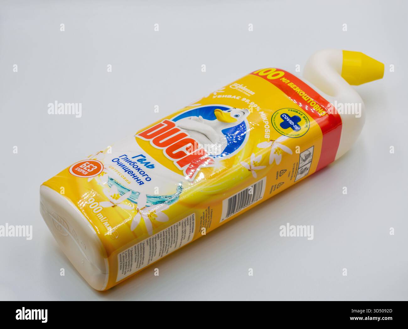 Kiev, Ukraine - 07 décembre 2024 : Studio Shoot du gel de toilette nettoyant en profondeur de marque Duck dans un emballage jaune avec le logo de la mascotte de canard. Nettoyage salle de bain p Banque D'Images