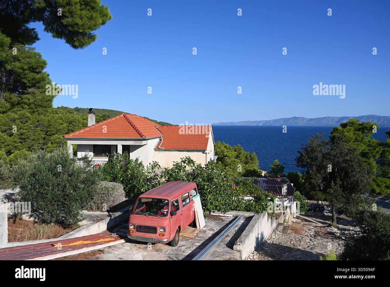Maisons au bord de la mer sur l'île méditerranéenne Banque D'Images