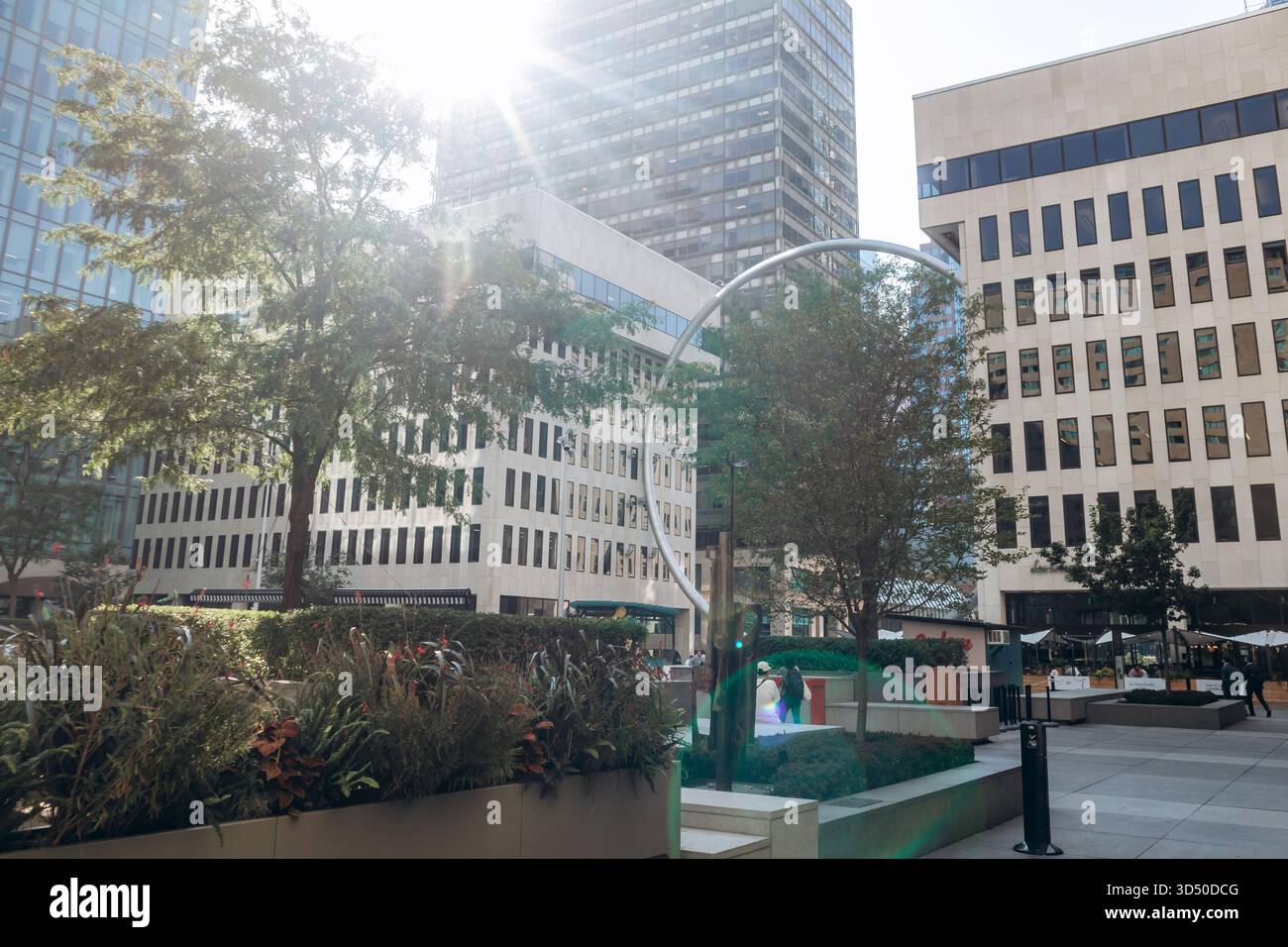Montréal, Canada - 11 août 2025 : Plaza et bâtiments d'affaires modernes, les gens se relaxent à l'extérieur à la place ville Marie, au centre-ville de Montréal, Québec Banque D'Images