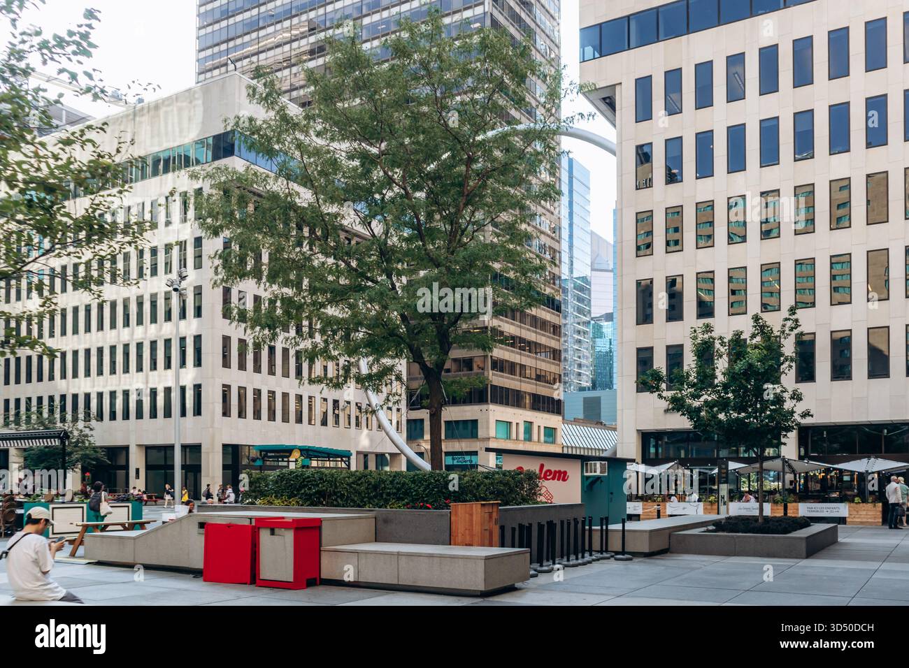 Montréal, Canada - 11 août 2025 : Plaza et bâtiments d'affaires modernes, les gens se relaxent à l'extérieur à la place ville Marie, au centre-ville de Montréal, Québec Banque D'Images