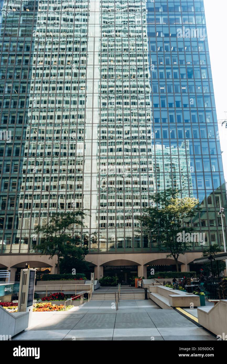 Montréal, Canada - 11 août 2025 : Plaza et bâtiments d'affaires modernes, les gens se relaxent à l'extérieur à la place ville Marie, au centre-ville de Montréal, Québec Banque D'Images