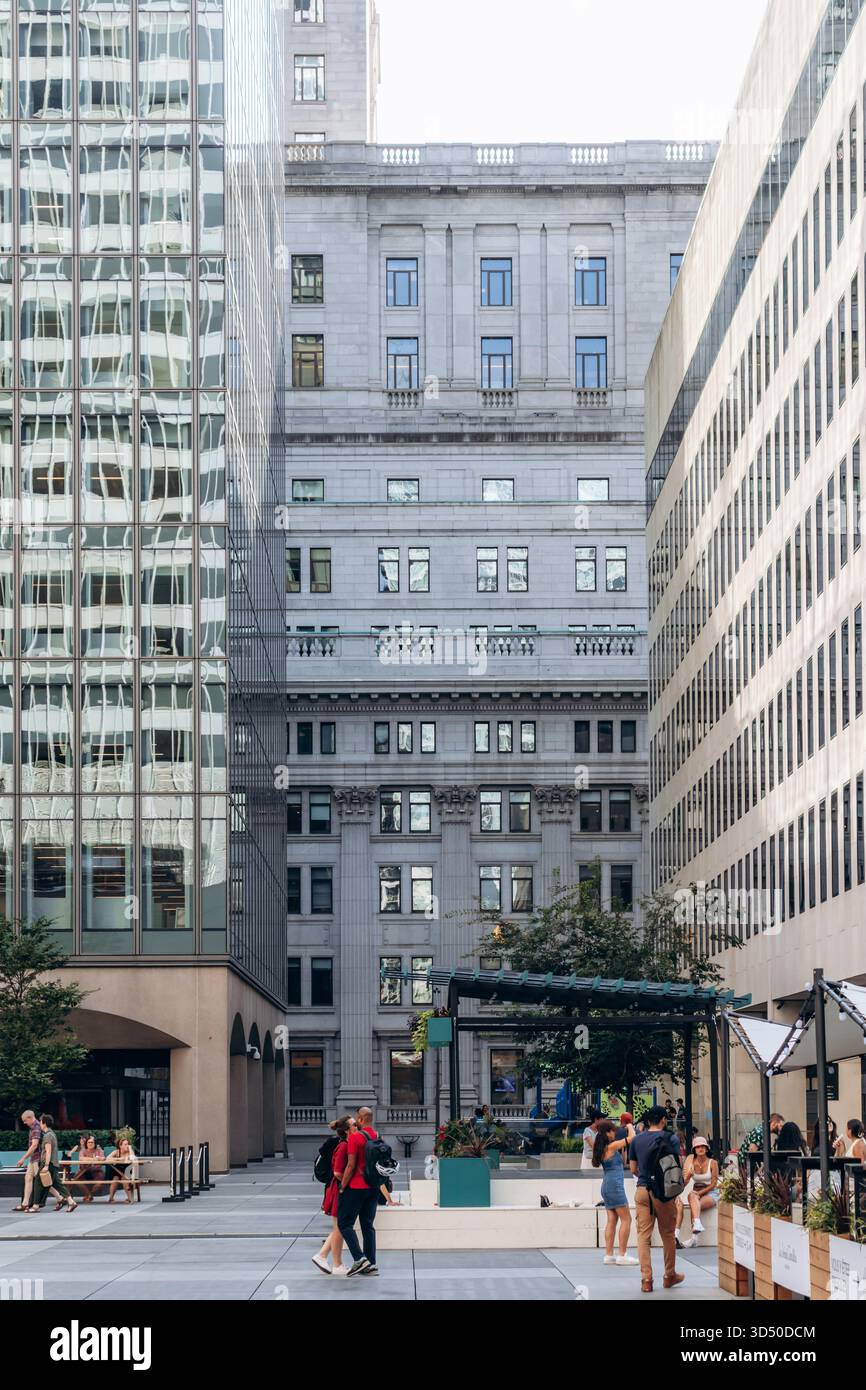 Montréal, Canada - 11 août 2025 : Plaza et bâtiments d'affaires modernes, les gens se relaxent à l'extérieur à la place ville Marie, au centre-ville de Montréal, Québec Banque D'Images
