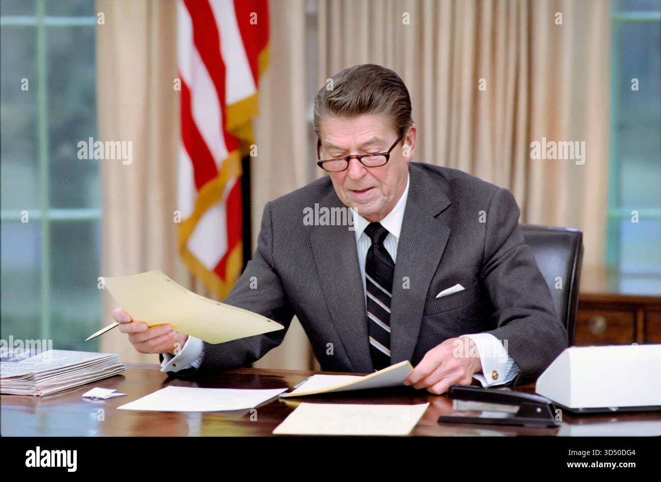 Le président des États-Unis Ronald Reagan le premier jour dans l'administration à Oval Office, Maison Blanche, Washington, DC, États-Unis, Président Ronald Reagan White House Photographic Office, 21 janvier 1981 Banque D'Images