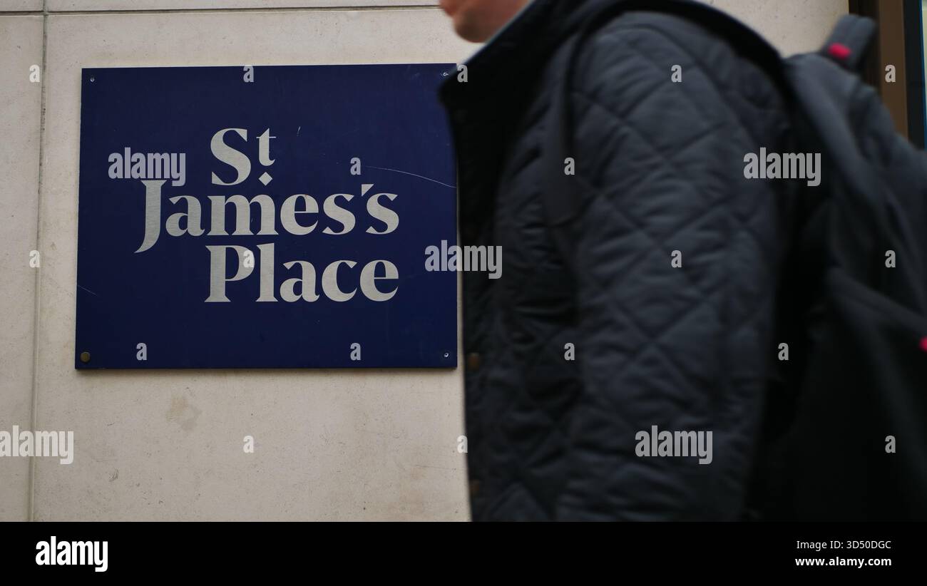 Le logo du conseiller financier de St James's place dans leurs bureaux sur Lombard Street, Londres Banque D'Images