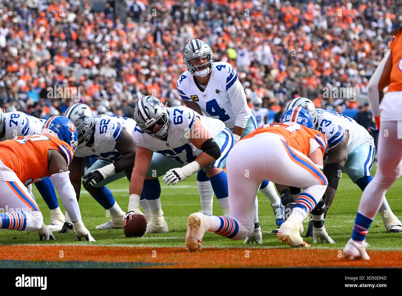Dak Prescott #4 des Dallas Cowboys, se prépare à prendre le snap. (Crédit : John Kane/Sports South Media) Banque D'Images