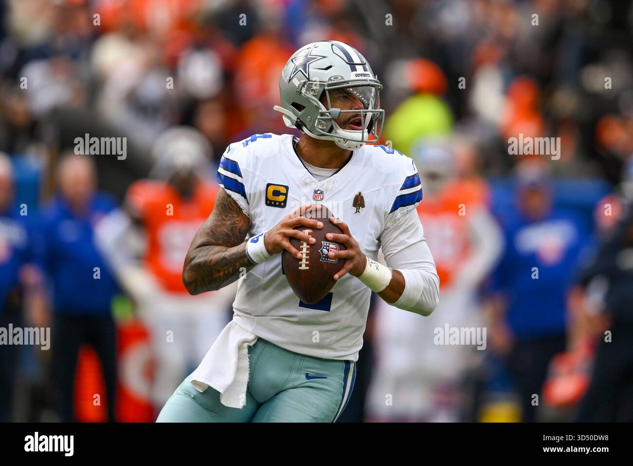 Dak Prescott #4 des Dallas Cowboys cherche un receveur. (Crédit : John Kane/Sports South Media) Banque D'Images