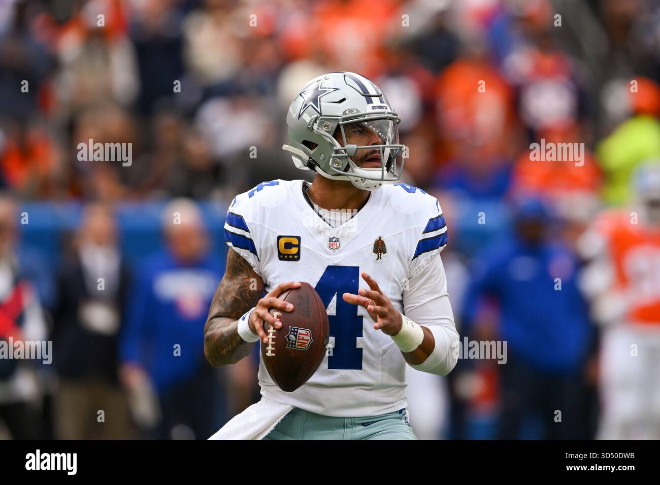 Dak Prescott #4 des Dallas Cowboys cherche un receveur. (Crédit : John Kane/Sports South Media) Banque D'Images