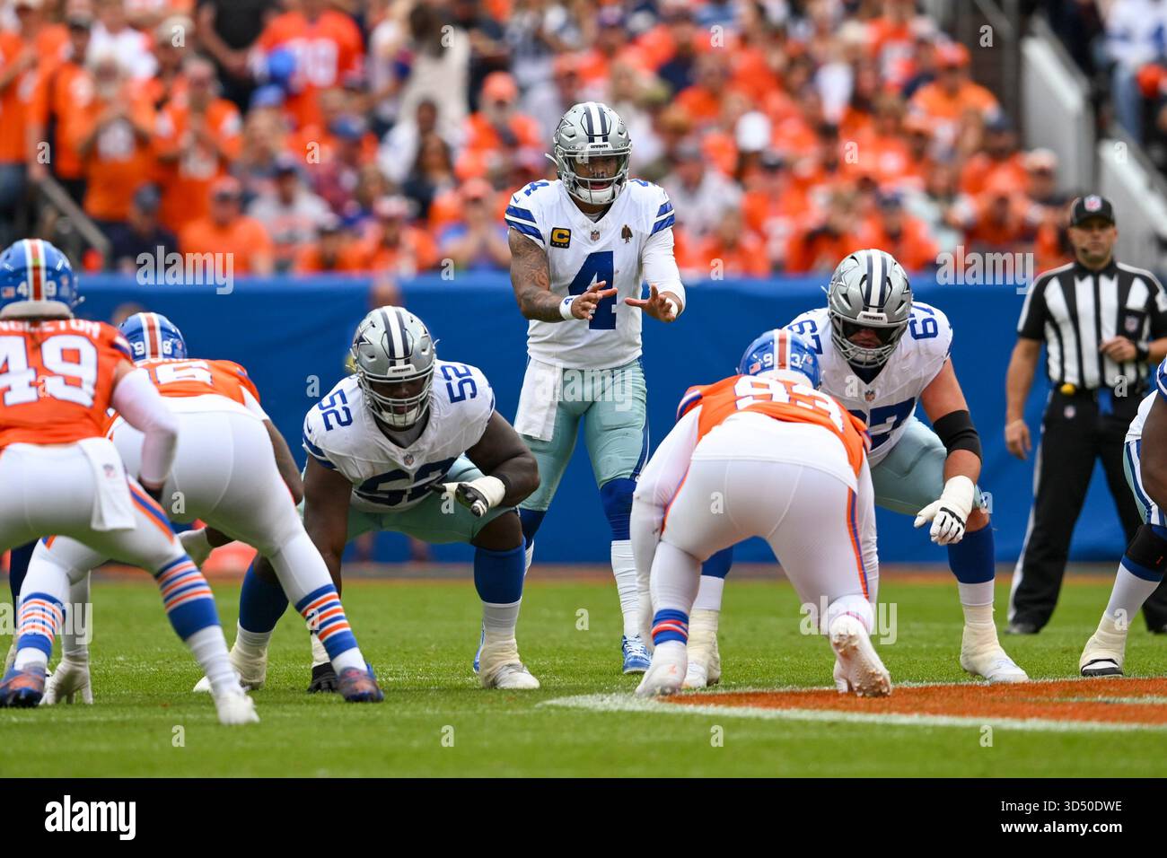 Dak Prescott #4 des Dallas Cowboys se prépare à recevoir le snap. (Crédit : John Kane/Sports South Media) Banque D'Images