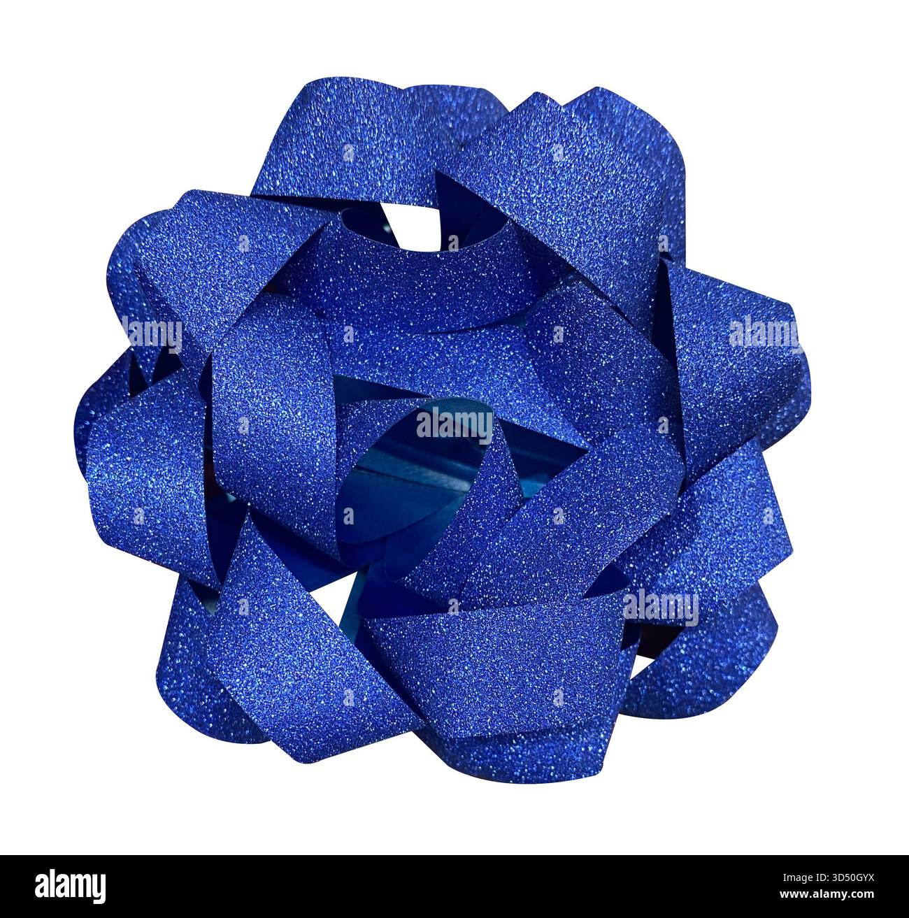 Ruban de Noël bleu arc recouvert de paillettes isolé sur fond blanc, ruban de soie brillant bleu noué. Ornement festif de vacances pour le jour de Noël. Banque D'Images