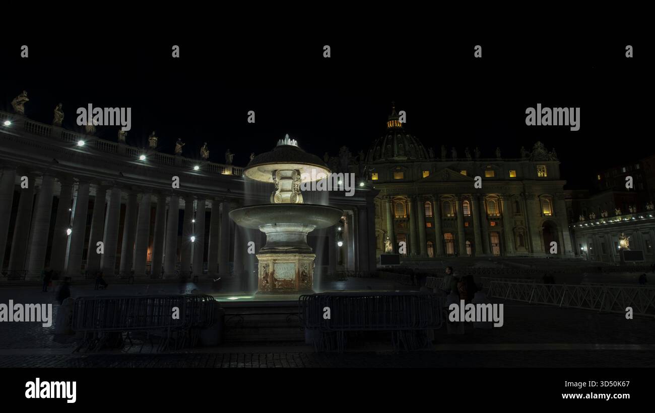 Cité du Vatican, Italie - 16 décembre 2023 : image nocturne de l'architecture et détails de l'extérieur et des environs de la basilique Pierre. Banque D'Images