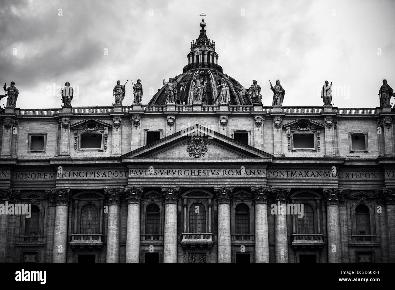 Cité du Vatican, Italie - 4 décembre 2023 : image de l'architecture et détails de l'extérieur et des environs de la basilique Pierre. Banque D'Images