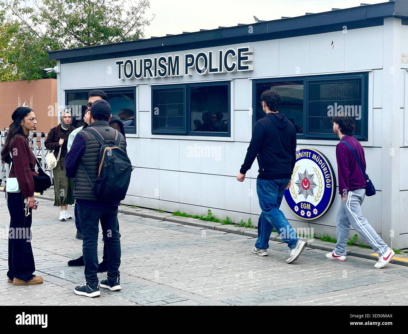 Poste de police du tourisme à Istanbul, Türkiye, avec des visiteurs à l'extérieur à la recherche d'une assistance de voyage, de sécurité et de soutien de service public Banque D'Images