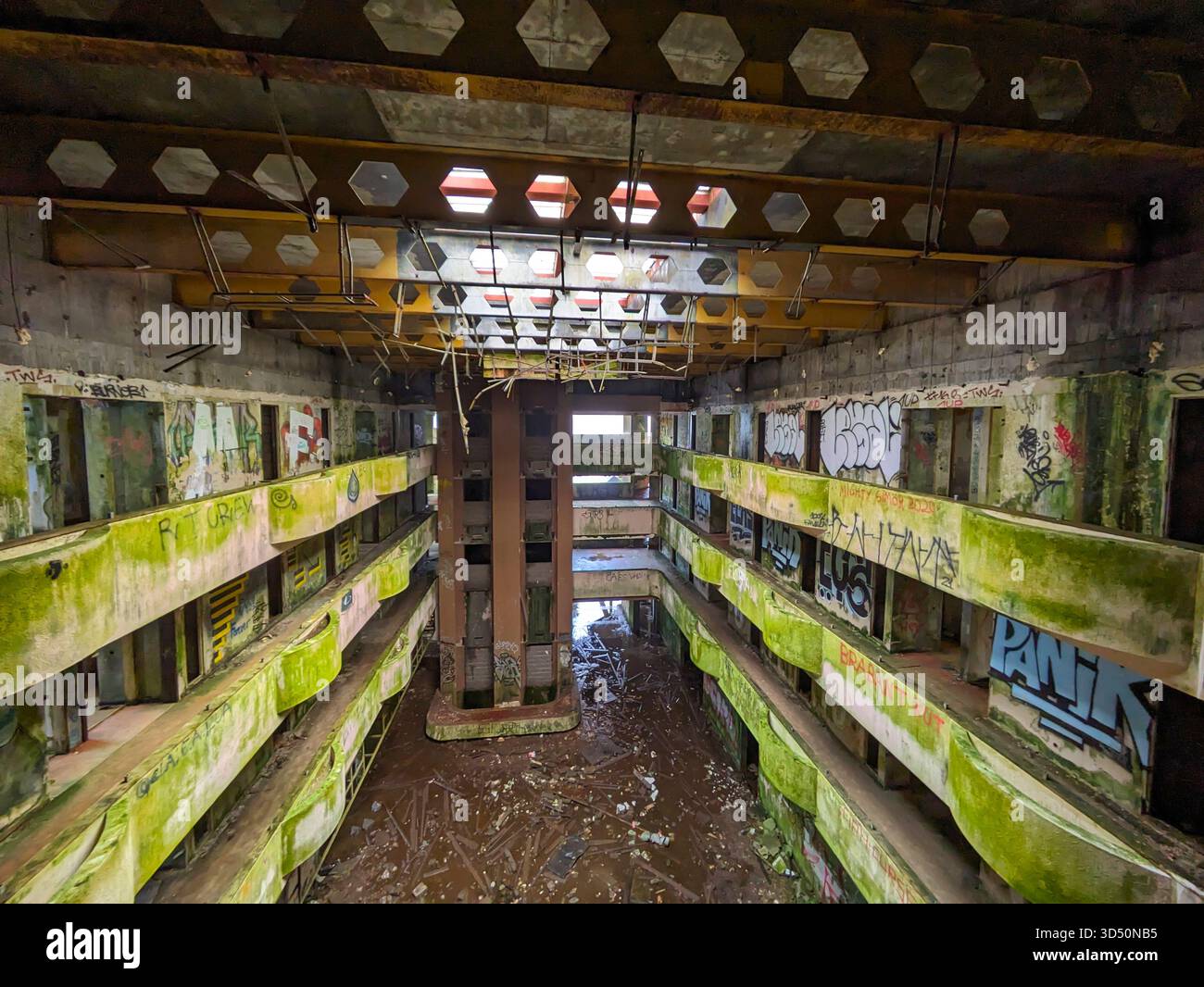 San Miguel, Portugal - 27 novembre 2025 : intérieur abandonné de l'hôtel Monte Palace aux Açores, Portugal, avec graffiti et pourriture. Banque D'Images