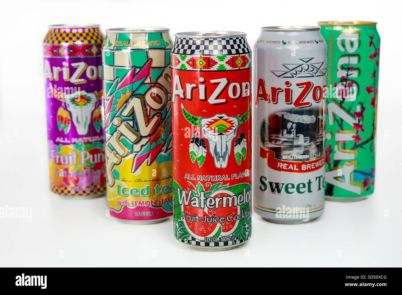24 août 2023. Spartanburg, SC États-Unis. La collection vibrante de boissons aromatisées aux fruits de l'Arizona présente des couleurs et des motifs variés. Banque D'Images