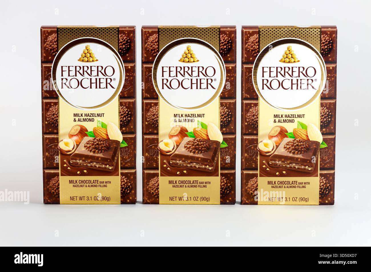 27 octobre 2023. Spartanburg, SC États-Unis. Trois paquets de chocolat au lait Ferrero Rocher avec noisettes et amandes affichées côte à côte. Banque D'Images