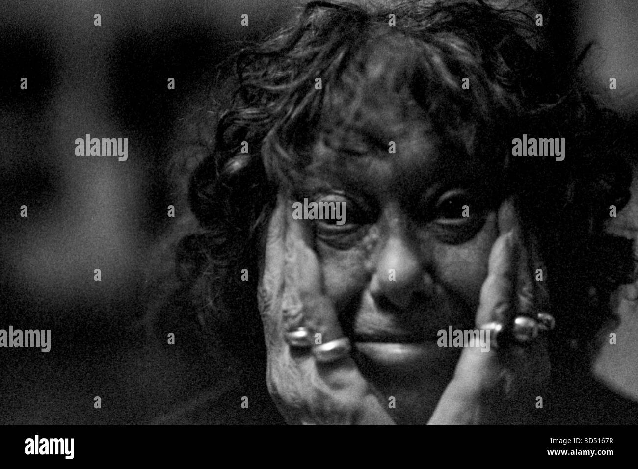 Portrait femme en noir et blanc. Portrait en noir et blanc de Josje S., artiste visuel demeurant à Charlottenburg, Berlin, Allemagne. Prise de vue sur BL analogique Banque D'Images