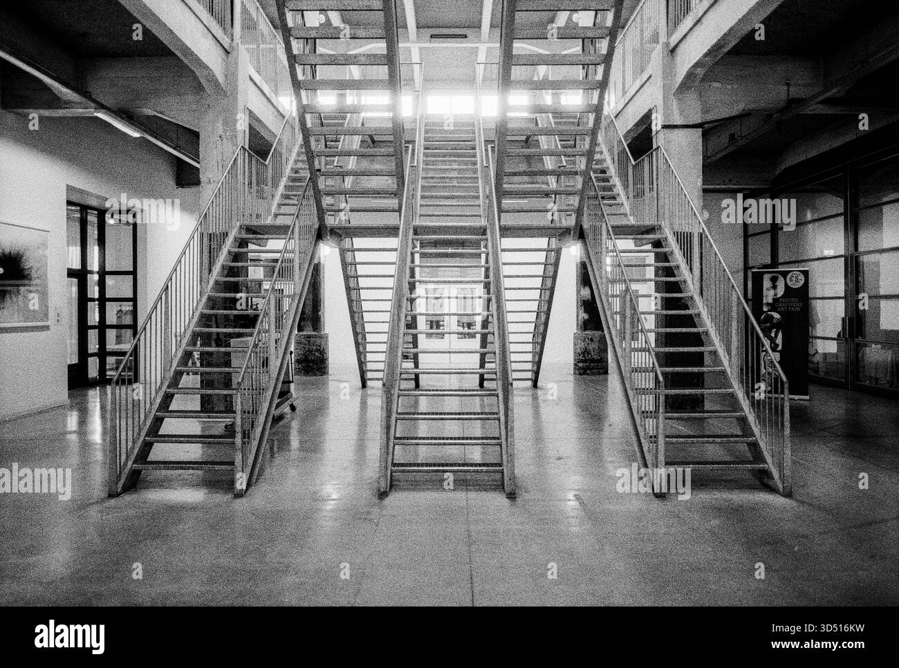 Escaliers intérieurs. Escaliers ouverts de style industriel à l'intérieur de la salle de bagages & Loods 6 à KNSM Island. Amsterdam, pays-Bas. Amsterdam Loods / KNSM Eiland Noord-Holland Nederland Copyright : xGuidoxKoppesxPhotox Banque D'Images