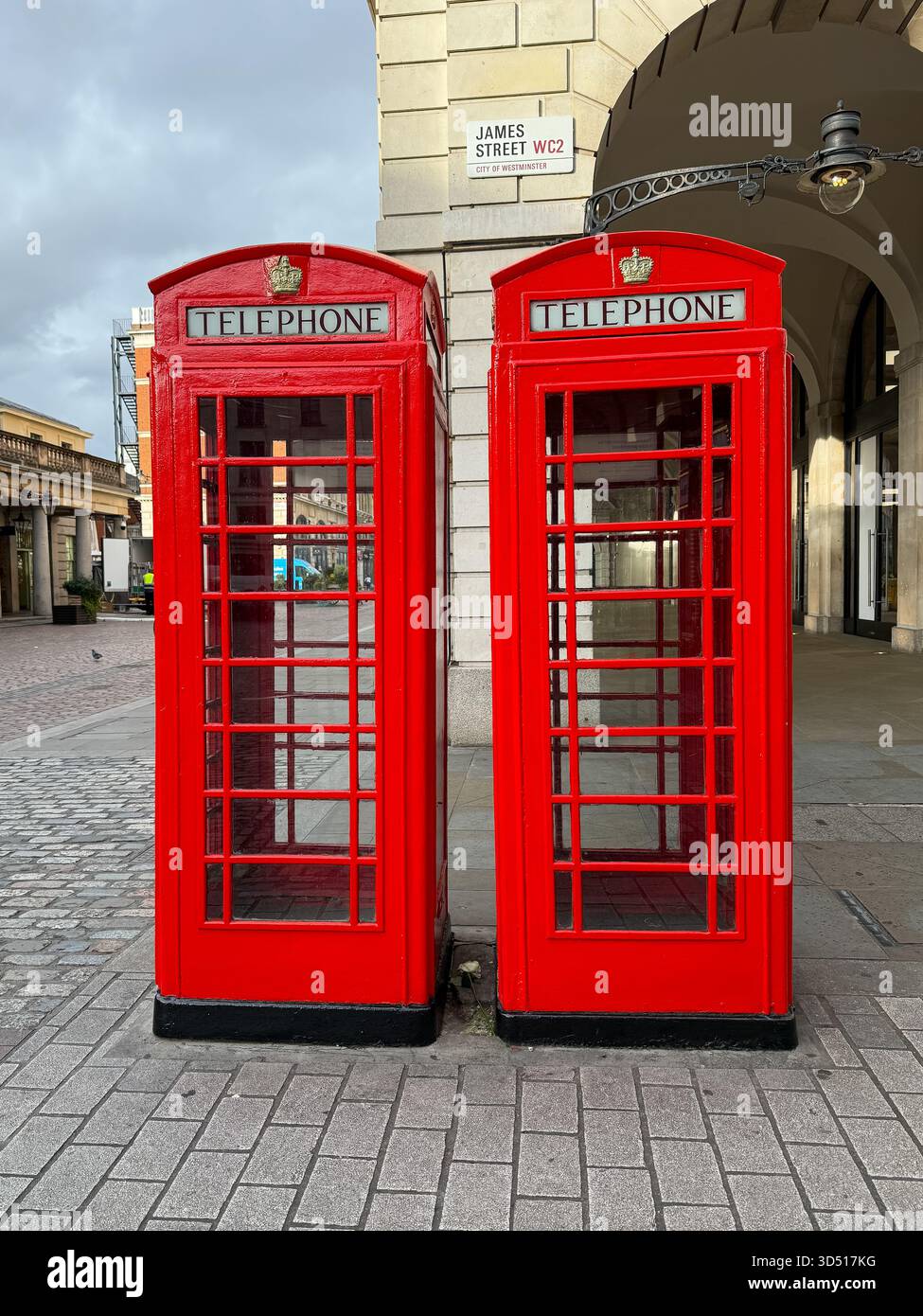 Londres, Royaume-Uni - 10 septembre 2025 ; paire de cabines téléphoniques britanniques rouges dans le style K6 Banque D'Images