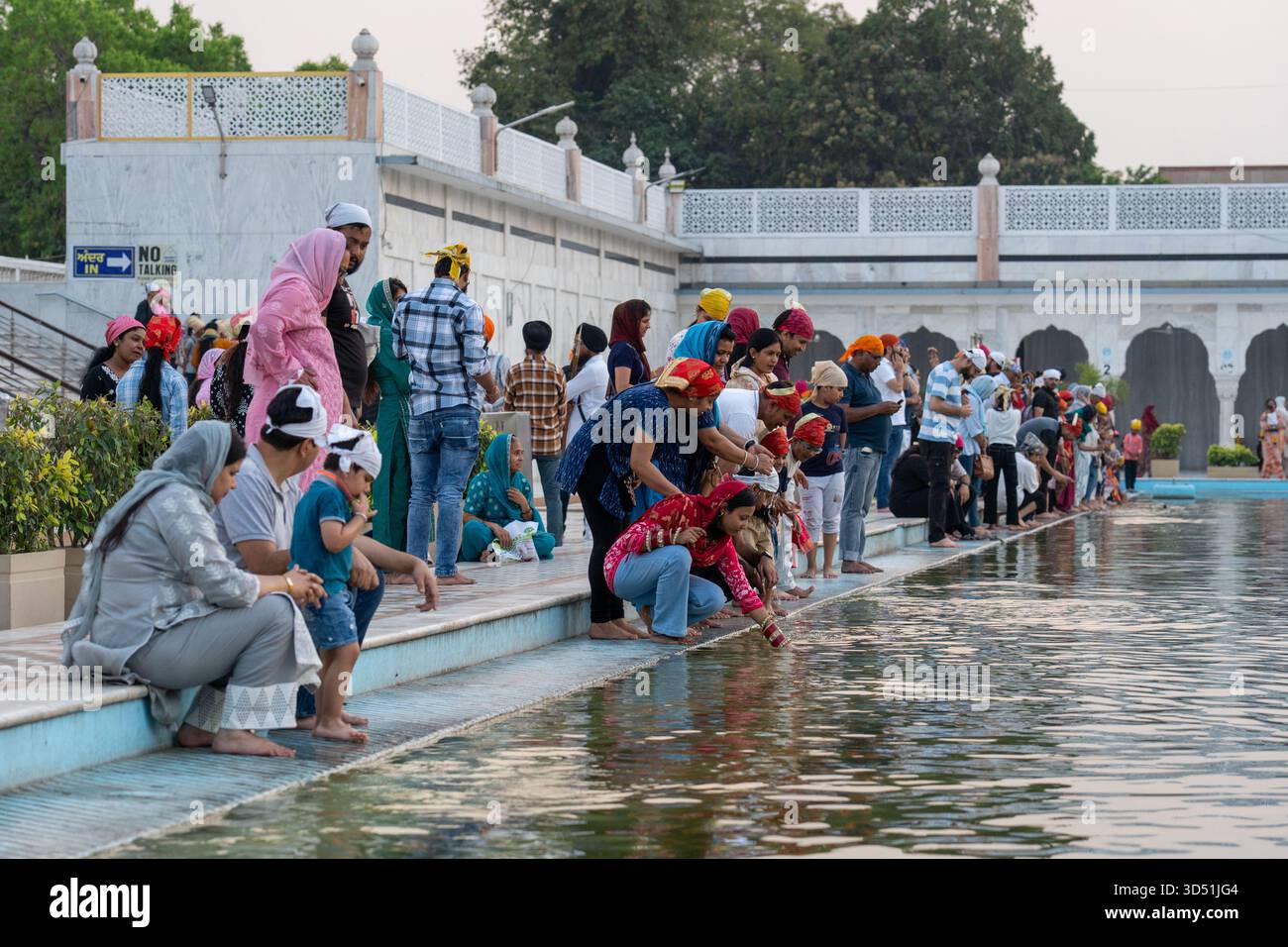 Temple Sikh Gurudwara Bangla Sahib à Delhi Banque D'Images