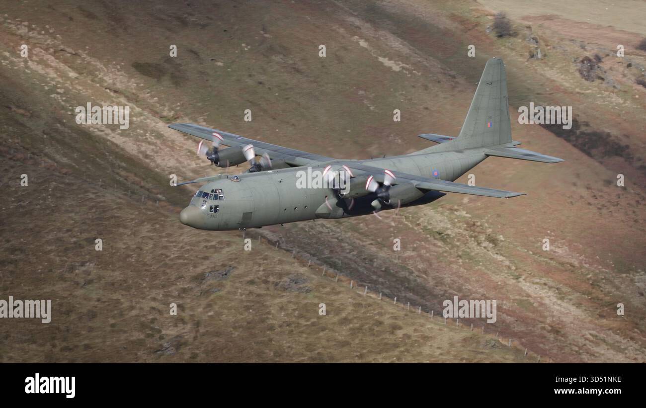 20 février 2009. Boucle de Mach, pays de Galles. Gros plan d'un Lockheed C-130K Hercules xv290 alors qu'il vole bas à travers les vallées du pays de Galles. Banque D'Images