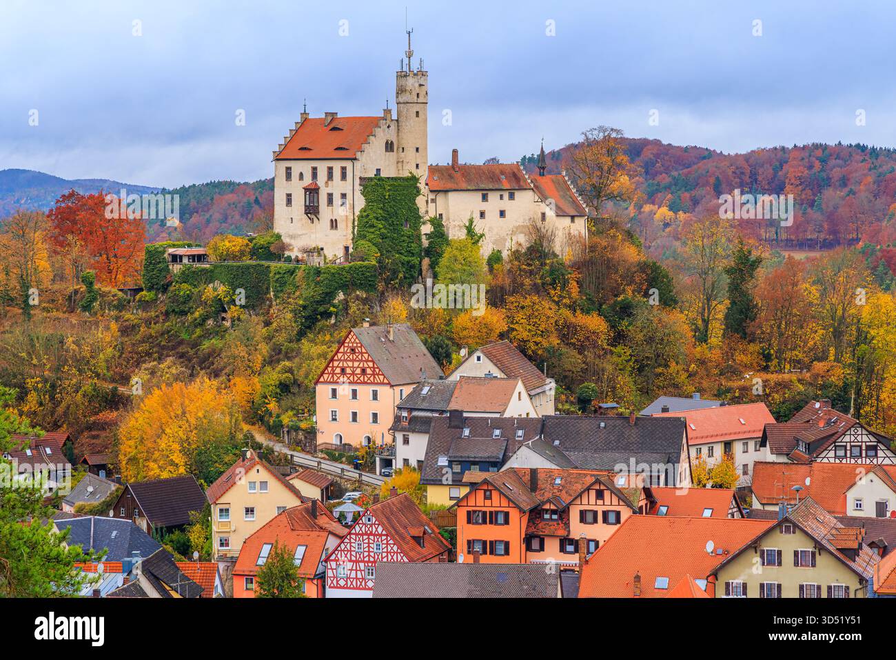 Vue de Gößweinstein en Suisse franconienne, Bavière, Allemagne, capturée par un matin d'automne fortement couvert. Les arbres colorés et les collines boisées Banque D'Images