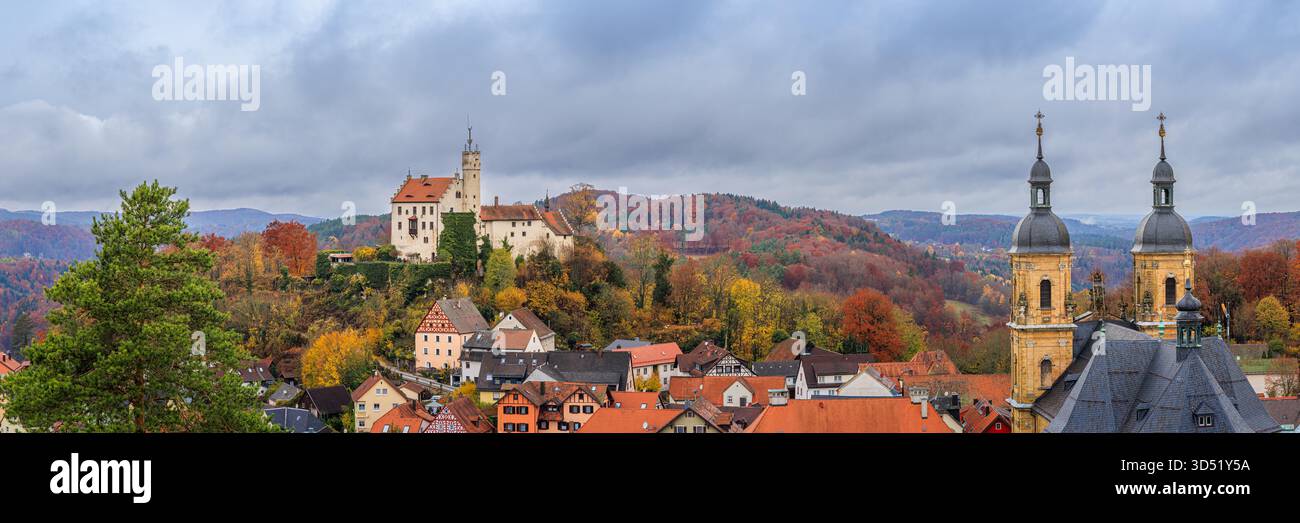 Une grande photo panoramique 3 :1 du château et de la basilique de Gößweinstein en Suisse franconienne, en Bavière, en Allemagne, capturée un jour d'automne fortement couvert. Banque D'Images